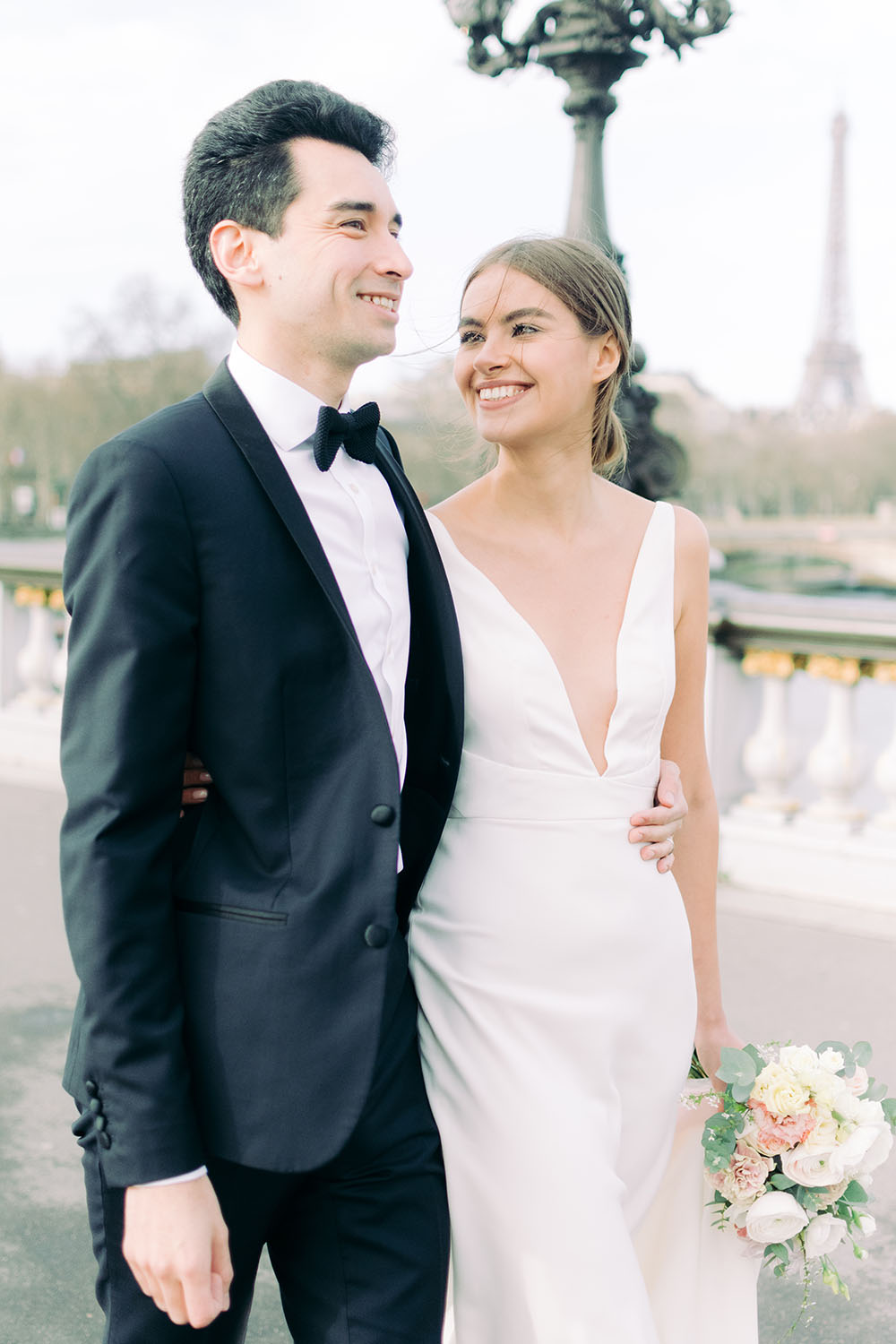 une femme rigole avec son mari